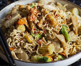Vegetarisk Lo mein – kinesiska nudlar