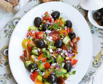 Sałatka z kolorowymi pomidorkami i czarnymi oliwkami