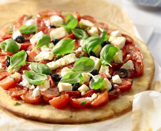 Pizza met verse tomaat en feta