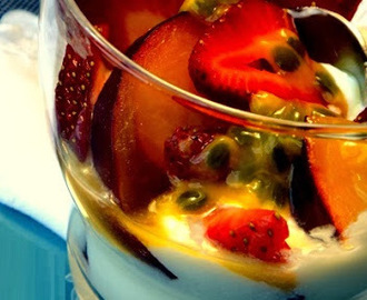 Parfait de yogurt με δημητριακά και φρούτα