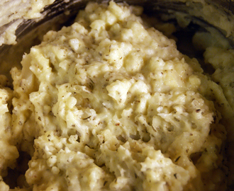 Creamy Garlic Mashed Potatoes with Thyme
