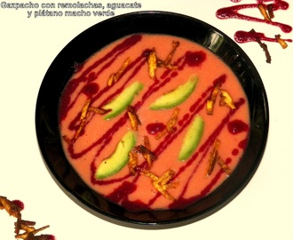 Gazpacho con remolacha, aguacate y plátano macho.