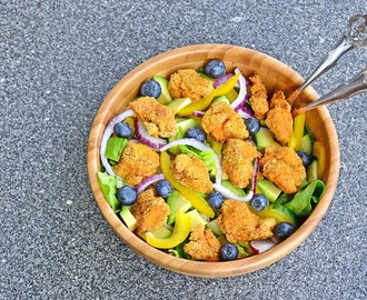 Salat med fiskenuggets og blåbær