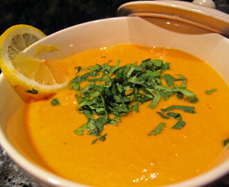 soupe de potiron aux lentilles corail, curry et lait de coco