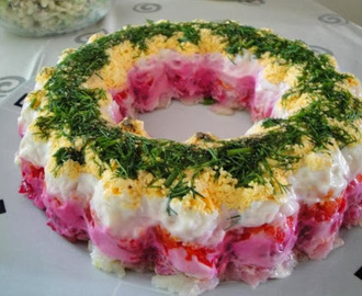 Εντυπωσιακή σαλάτα-τούρτα με παντζάρι, καρότο, πατάτα και αυγό