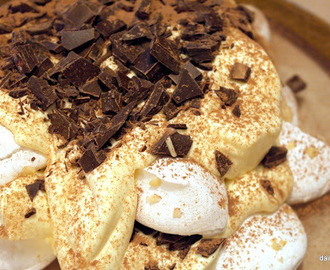 Μπεζέδες (Μαρεγκάκια) με κρέμα μασκαρπόνε και κομμάτια σοκολάτας.