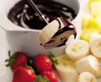 Fondue σοκολάτας με φρέσκα φρούτα.