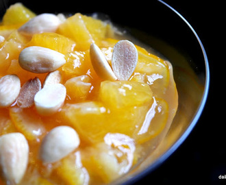 Δροσερό επιδόρπιο πορτοκαλιού με ζελέ και καβουρδισμένα αμύγδαλα.