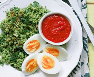 Broccolicouscous met tomatensaus en eieren