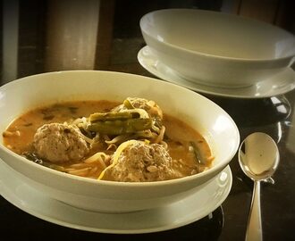 Zupa curry z klopsami z indyka