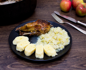 Pečená kachna s bílým zelím a bramborovým knedlíkem