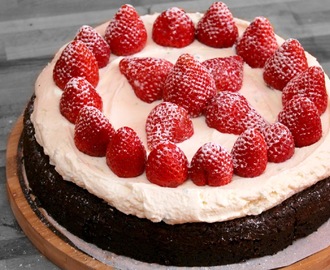 {bezlepkový} Čokoládový dort z červené řepy s limetkovým krémem