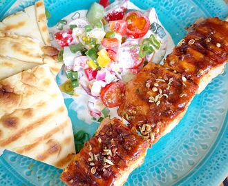 Spicy laksespyd med sommersalat