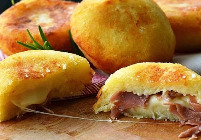 Μπομπάκια πατάτας γεμιστά με τυρί και ζαμπόν