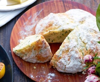 Υπέροχο ψωμί με τυρί και σχοινόπρασο της στιγμής
