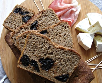 Chleb żytni ze śliwkami (na zakwasie)