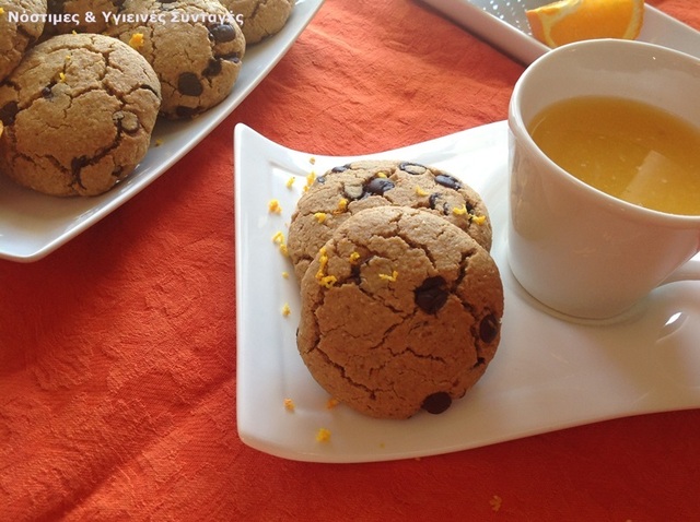 Νηστίσιμα μπισκότα πορτοκαλιού με βρώμη και σταγόνες σοκολάτας
