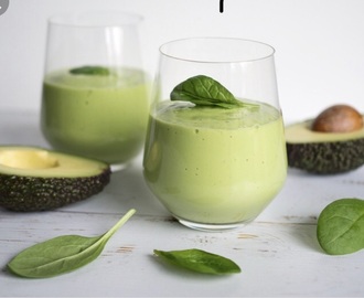 Grön smoothie med spenat och avokado