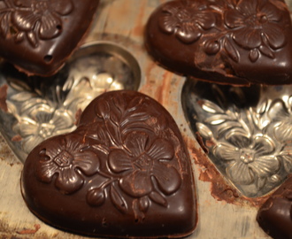 Valentineshjerter av sjokolade med salt karamell.