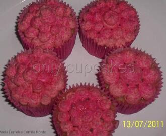 Cupcakes de frutas vermelhas cobertos com chantilly de morango