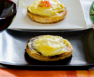 Dos aperitivos: tostada de mayonesa y cebolla gratinada y tostada de jamón serrano, queso Brie y mermelada de tomates verdes.