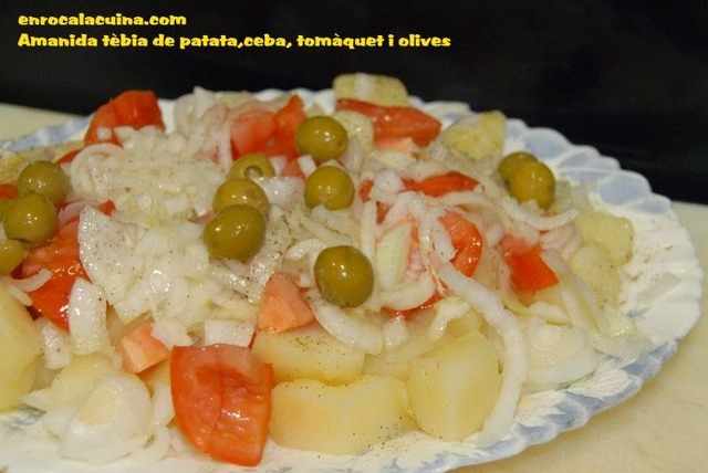 Amanida tèbia de patata, ceba, tomàquet i olives