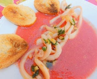 Sopa freda de xindria i tomata amb tallarins de calamar