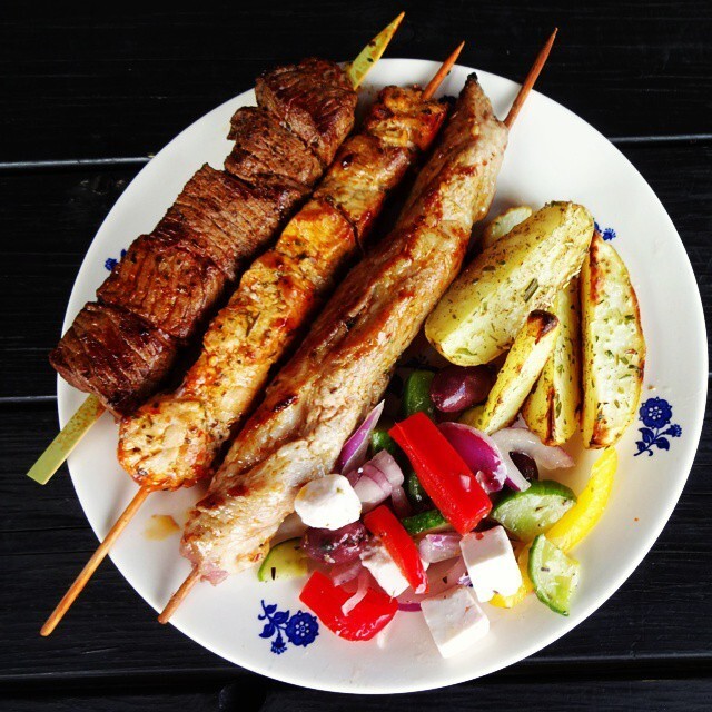 Marinerte kjøttspyd fra Anni's Pølsemakeri, servert med Gresk salat og ovnsbakte poteter ✿