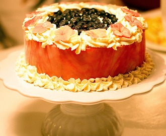 Kake med krem, blå bær og rosa marsipan