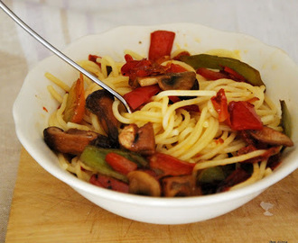 Espaguetis con pimientos, ajitos,tomates secos y champiñones Portobello.