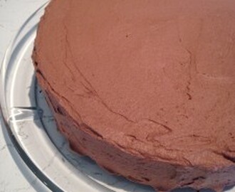 Saftig sjokoladekake med enkel sjokoladekrem