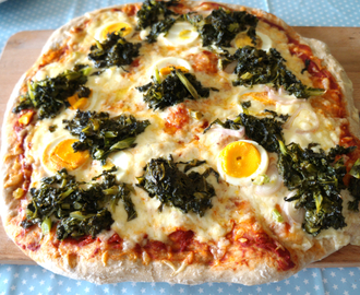 Supersunn hjemmelaget grov speltpizza med egg og grønnkål