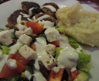 Greske kjøttboller, heimelaga potetstappa og salat med gresk dressing