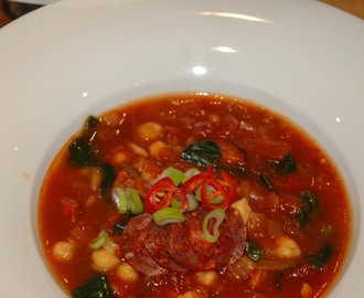 Spansk suppe med chorizo, kikerter og spinat