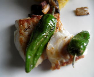 Fisketirsdag : Stekt hvit fisk, kålrabi, padron peppers og aromasjampinjong