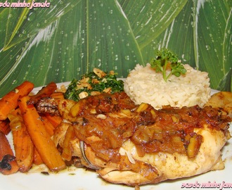 Frango assado com ervas acompanhado por arroz refogado, cenouras carameladas e espinafre com alhos crocantes