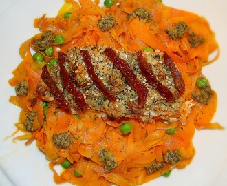 Salmão com crosta crocante acompanhado de talharim de cenouras ao molho pesto