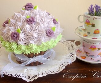 Cupcake gigante idealizado por Rossana Toledo para o nosso aniversário