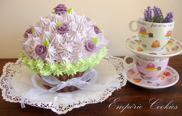 Cupcake gigante idealizado por Rossana Toledo para o nosso aniversário