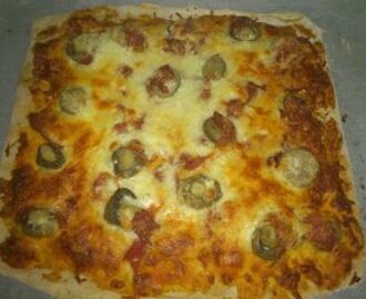 Pizza com presunto, cogumelos frescos e mozzarella e dois tipos de massa (alta/fofa e fina/crocante)