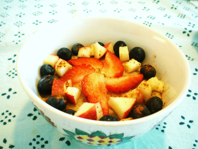Dagens frokost tips: Havremelgrøt toppet med eple, blåbær og jordbær.