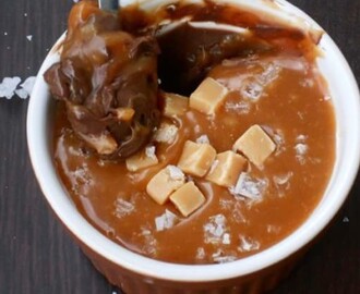 «Σοκολατένια κρέμα τσίζκεικ με σάλτσα καραμέλας και ανθό αλατιού», από την αγαπημένη Ελπίδα Χαραλαμπίδου και το elpidaslittlecorner.blogspot.gr!