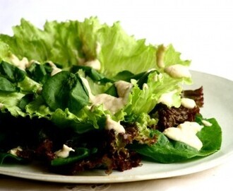 Salada de folhas verdes variadas com molho de salmão