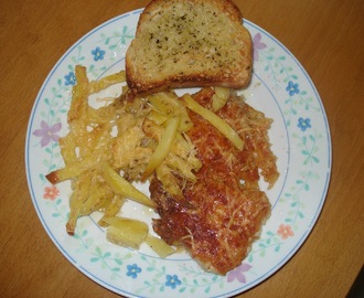 Κοτόπουλο με τυρένια κρούστα, πατάτες και ριγανόψωμα