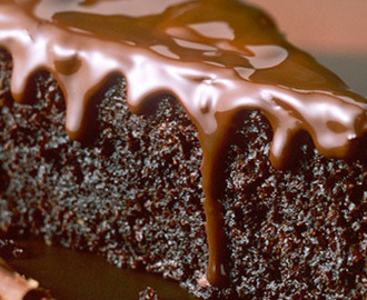 Κέικ με μαύρη ζάχαρη, γιαούρτι και γλάσο σοκολάτας