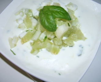 Ensalada de pepino con salsa de yogur.