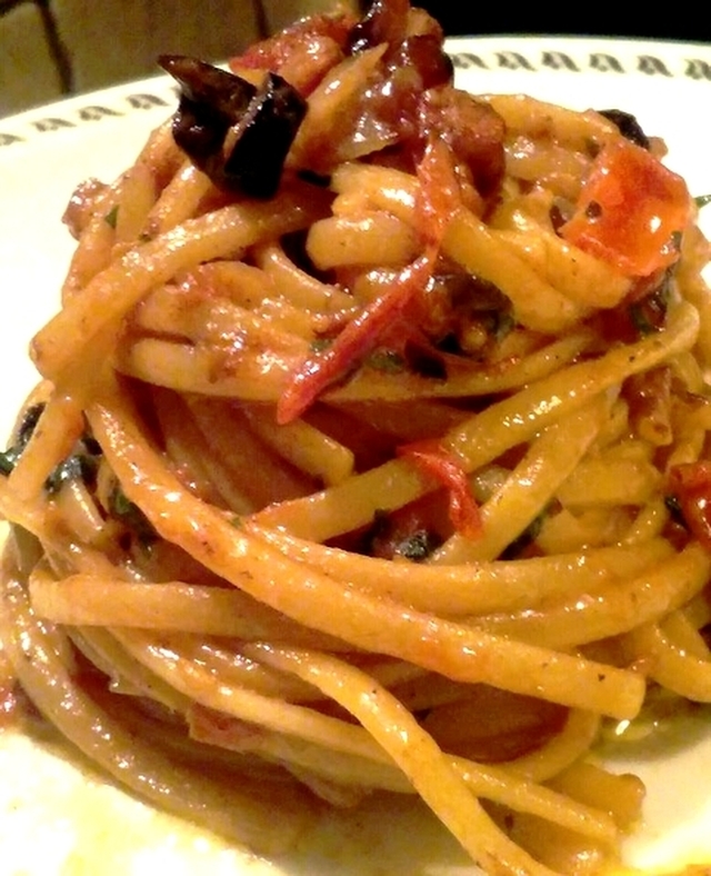 Linguine con pomodorini, pancetta affumicata e olive nere