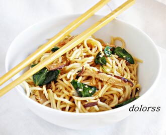 Fideos noodles con setas shiitake, acelgas y salsa teriyaki (Wok)