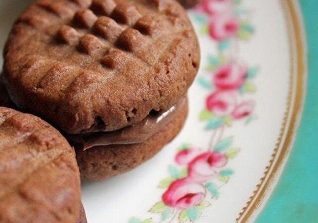 Πανεύκολα μπισκότα με γέμιση Μερέντας, από το  sintayes.gr!
