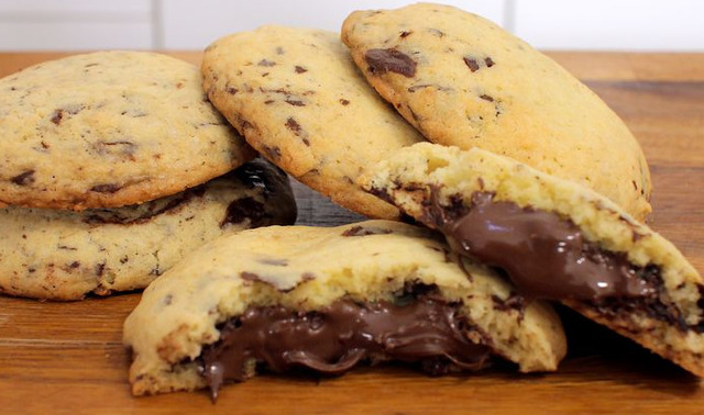 Cookies με σταγόνες σοκολάτας και γέμιση Nutella (Video)